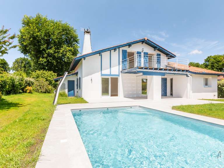 Maison Bassussarry - 4 chambres - 152m²