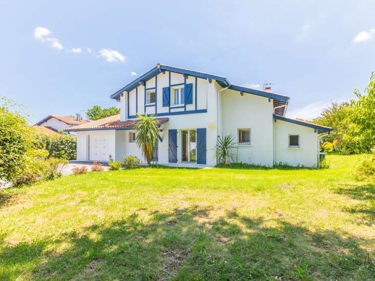 Maison Bassussarry - 4 chambres - 152m²