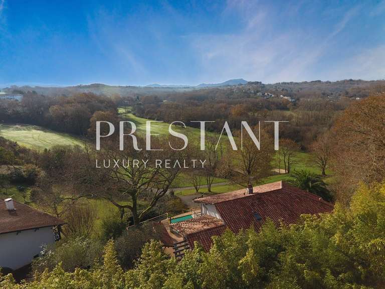 Maison Bassussarry - 4 chambres - 250m²