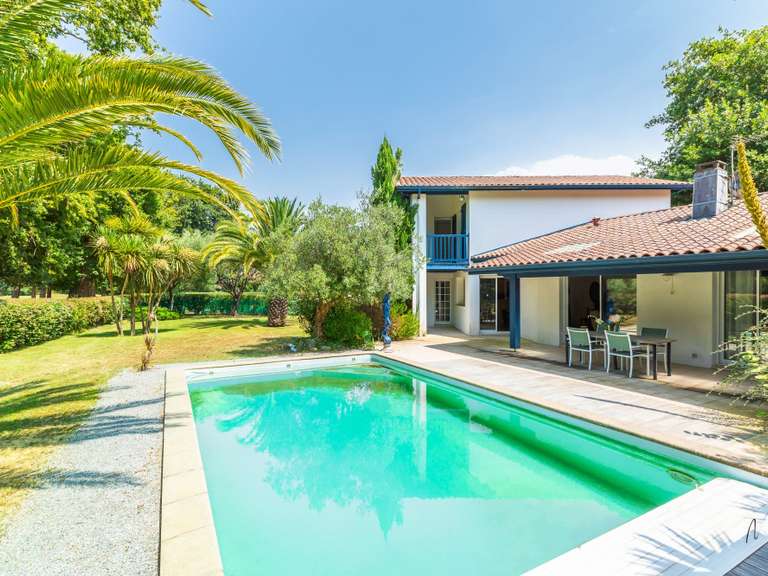 Maison Bassussarry - 4 chambres - 148m²