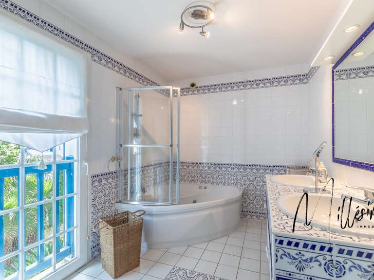 Maison Bassussarry - 4 chambres - 148m²