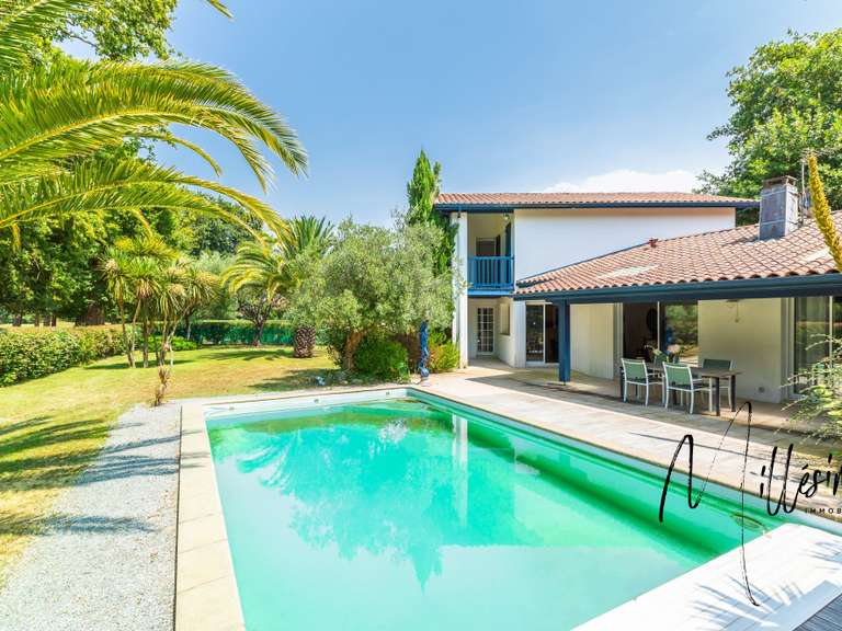 Maison Bassussarry - 4 chambres - 148m²
