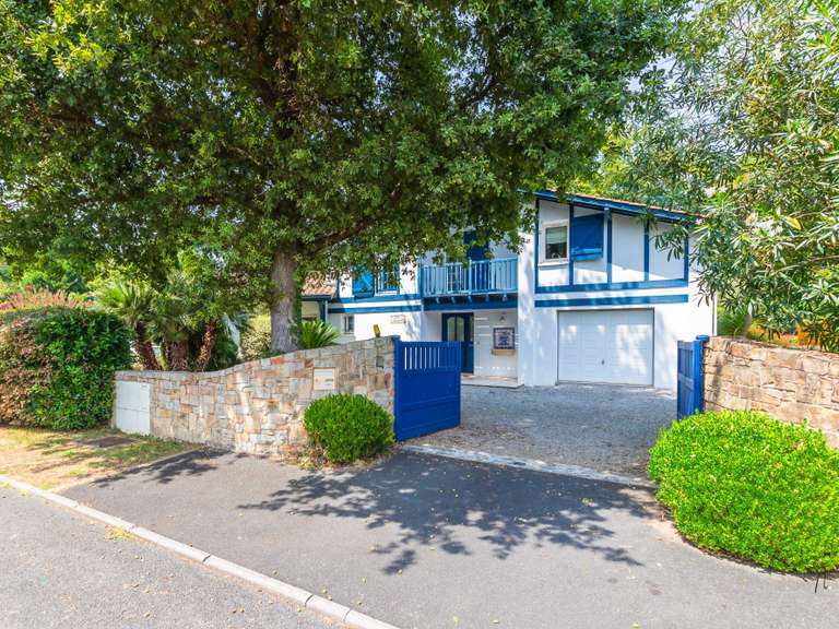 Maison Bassussarry - 4 chambres - 148m²