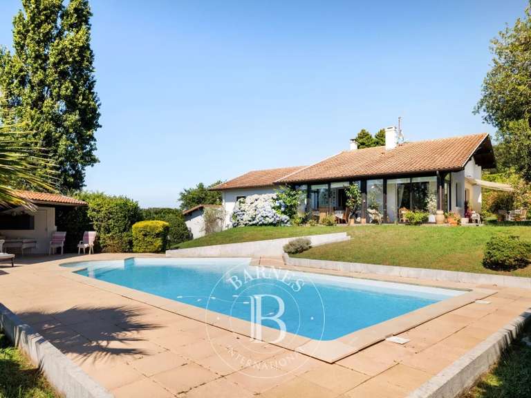 Maison Bassussarry - 4 chambres - 180m²