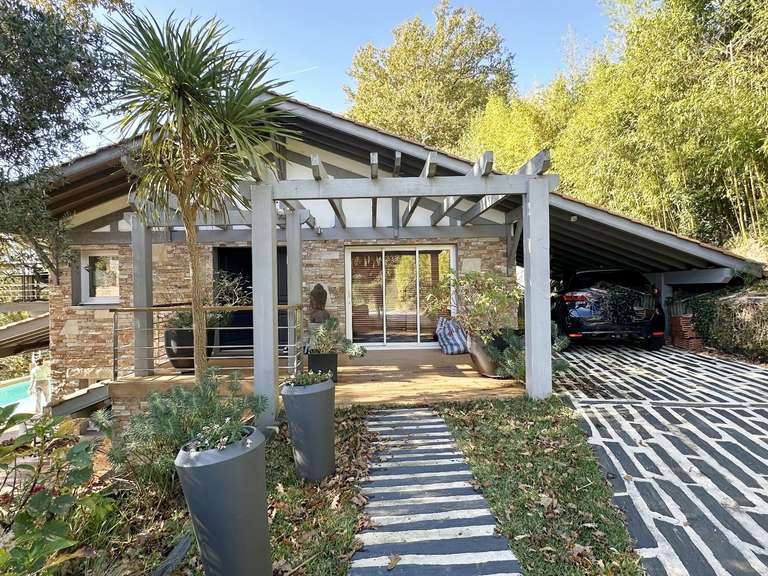 Maison Bassussarry - 4 chambres - 240m²