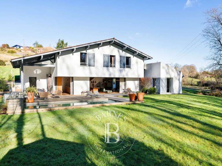 Maison Bassussarry - 4 chambres - 242m²