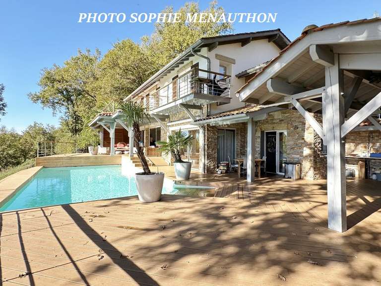 Maison Bassussarry - 4 chambres - 240m²