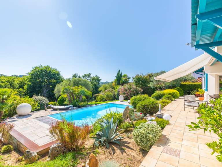Maison Bassussarry - 5 chambres - 196m²