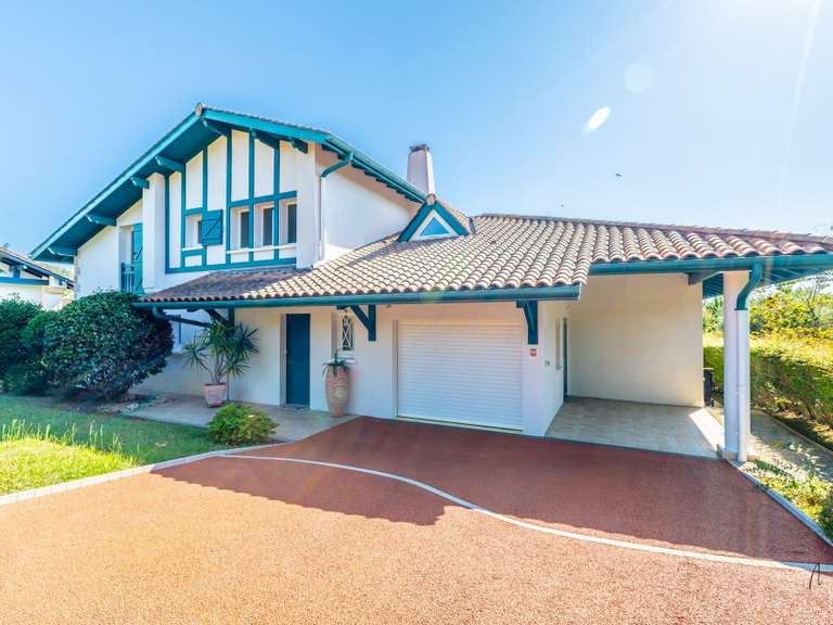 Maison Bassussarry - 5 chambres - 196m²