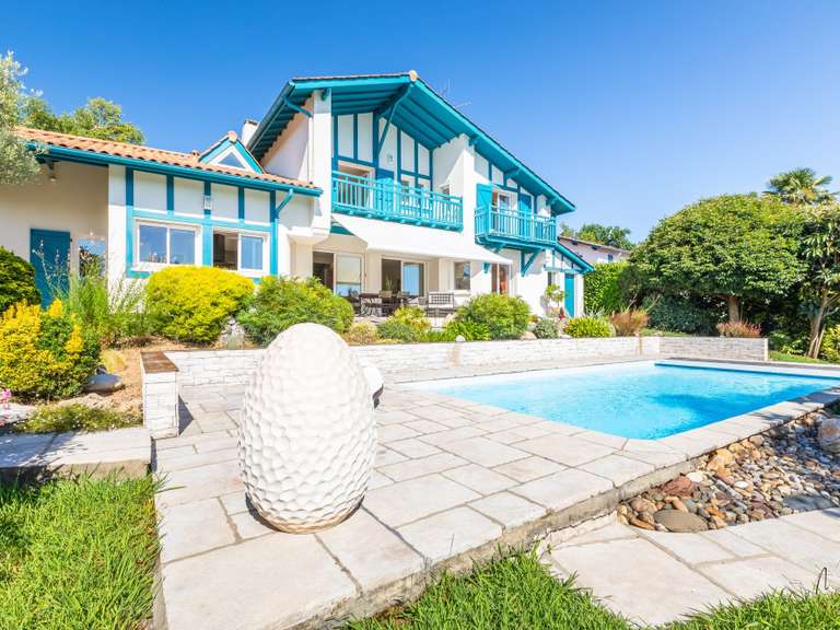 Maison Bassussarry - 5 chambres - 196m²