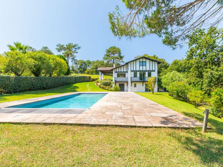 Maison Bassussarry - 5 chambres - 329m²