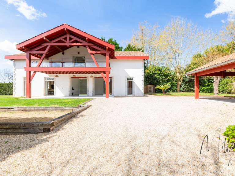 Maison Bassussarry - 4 chambres - 242m²