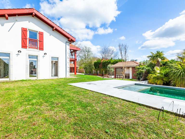 Maison Bassussarry - 4 chambres - 242m²