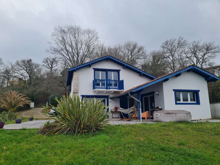Maison Bassussarry - 4 chambres - 135m²