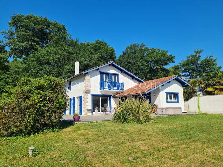Maison Bassussarry - 4 chambres - 135m²