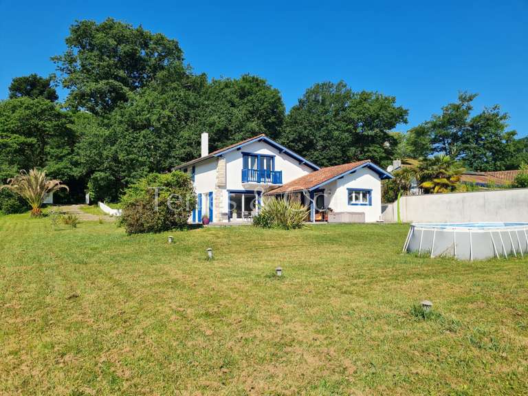 Maison Bassussarry - 4 chambres - 135m²