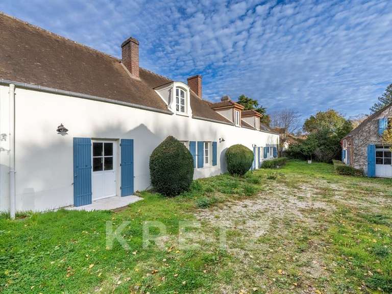 House Bazoches-sur-Guyonne - 250m²