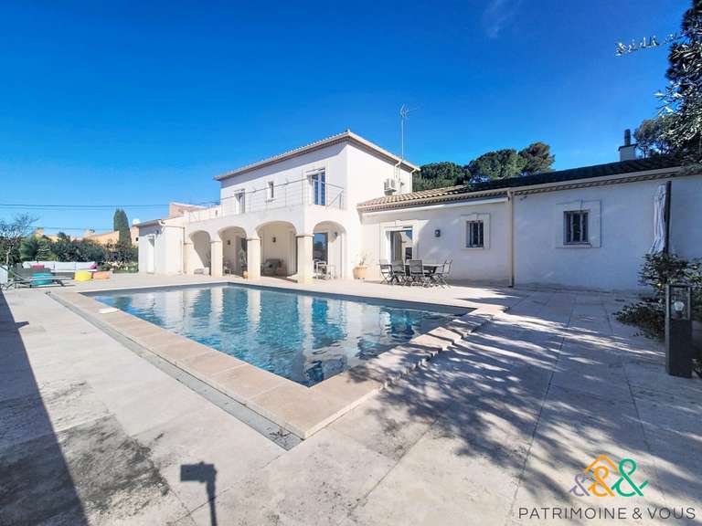 Maison Beaucaire - 4 chambres - 187m²