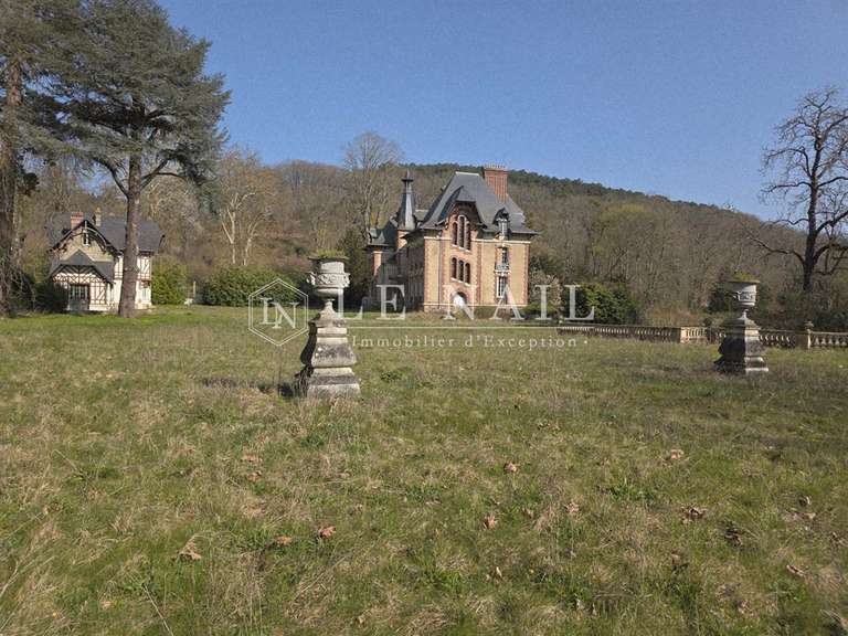 Château Beaumont-le-Roger - 16 chambres - 712m²