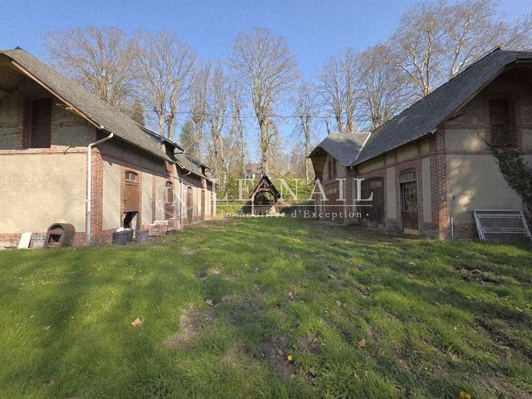 Château Beaumont-le-Roger - 16 chambres - 712m²