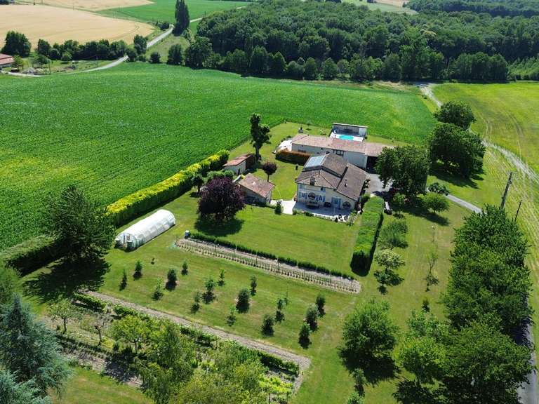House Berneuil - 8 bedrooms - 314m²