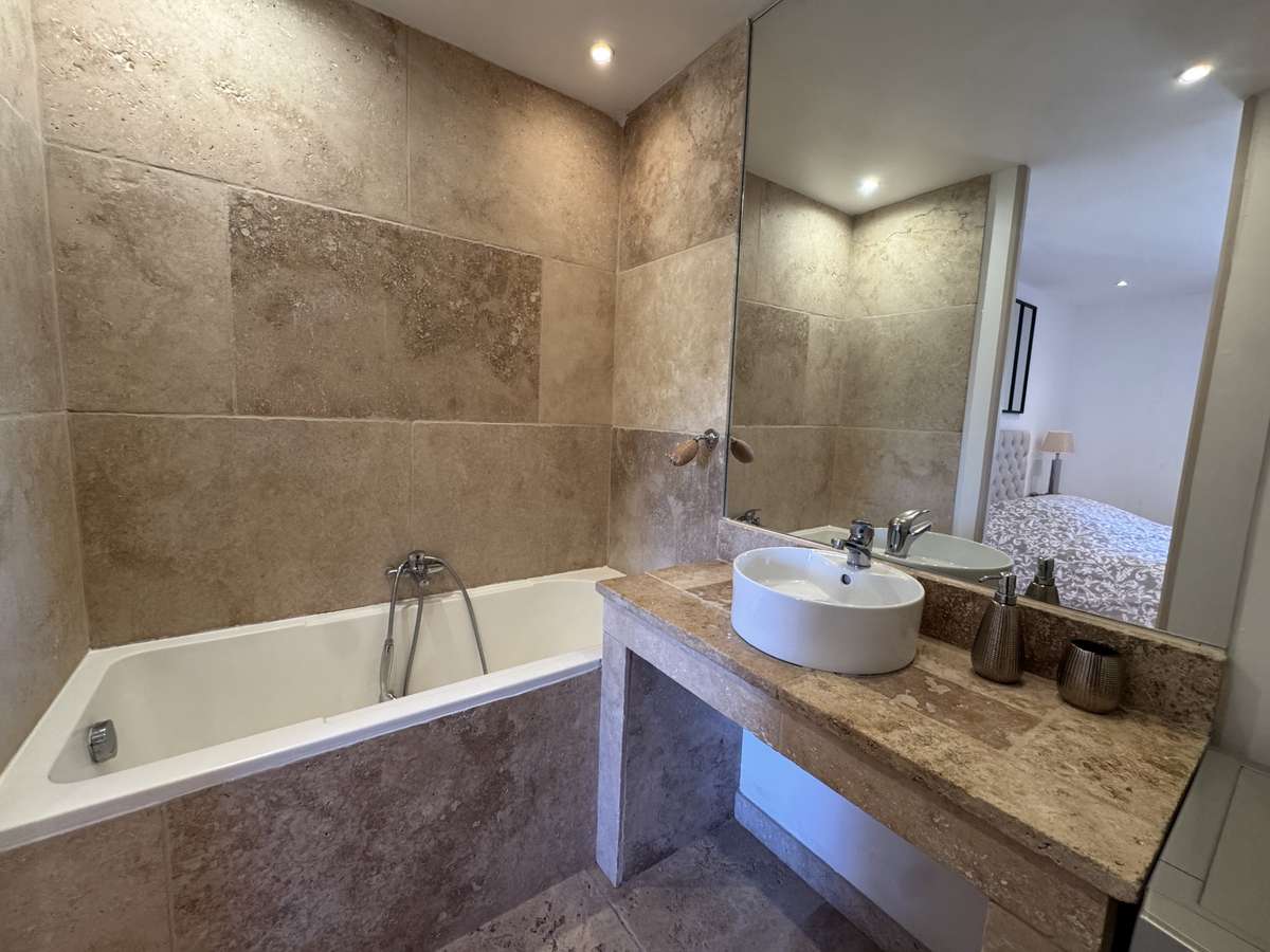 Unusual property Besse-sur-Issole
