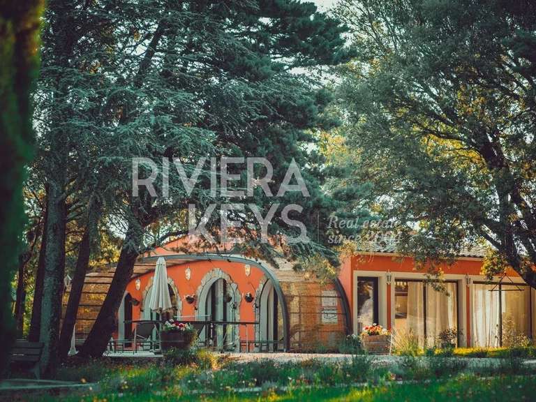 Maison Besse-sur-Issole - 10 chambres - 870m²