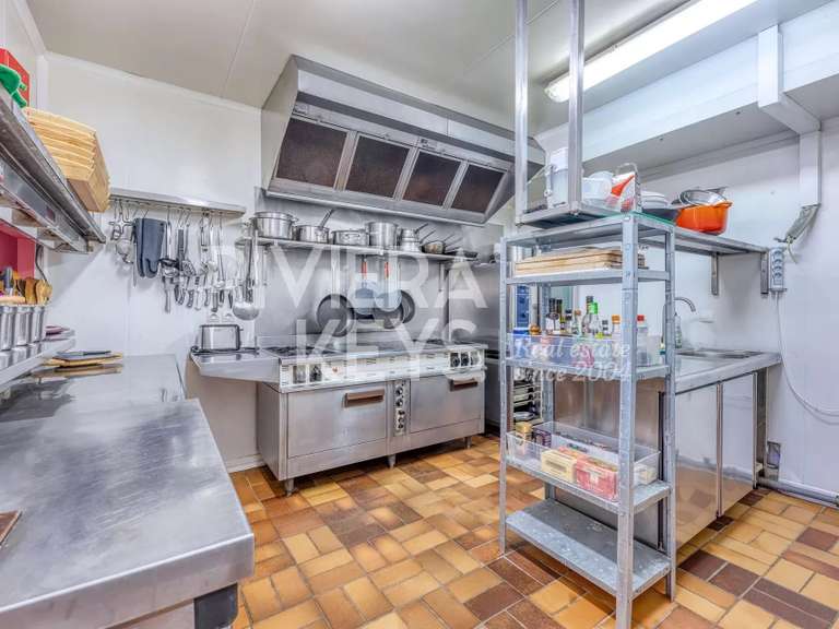 Maison Besse-sur-Issole - 10 chambres - 870m²