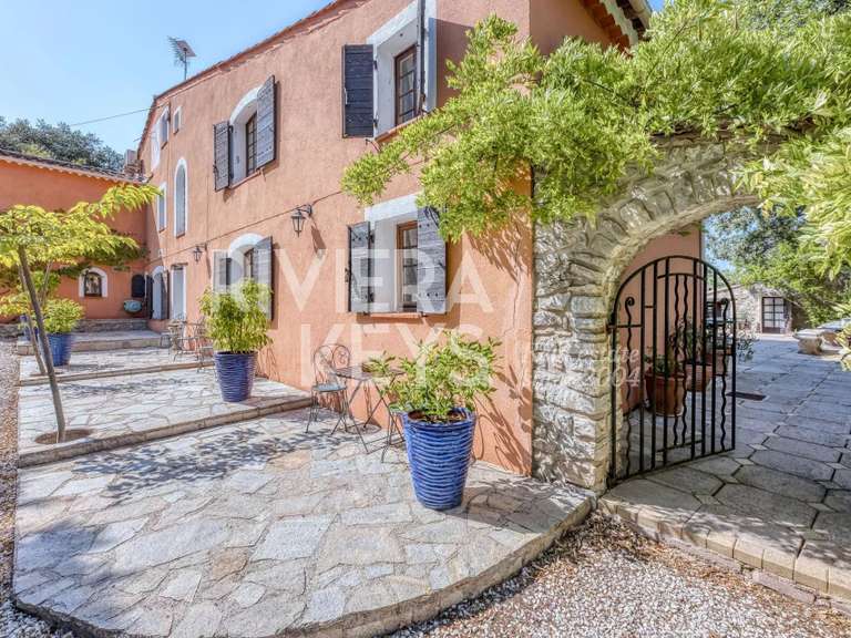 Maison Besse-sur-Issole - 10 chambres - 870m²