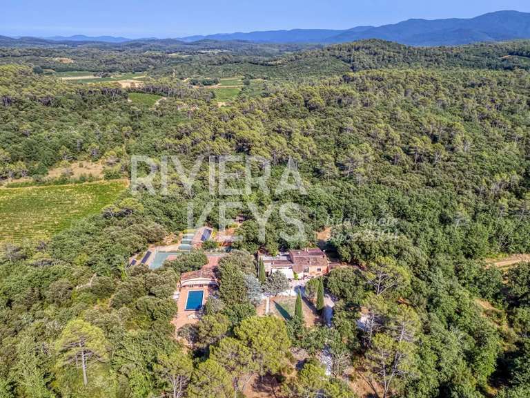 Maison Besse-sur-Issole - 10 chambres - 870m²