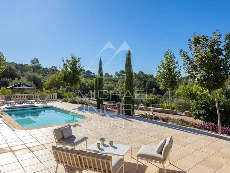 Maison Besse-sur-Issole - 4 chambres - 210m²