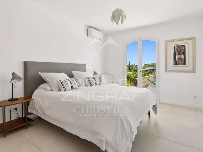 Maison Besse-sur-Issole - 4 chambres - 210m²