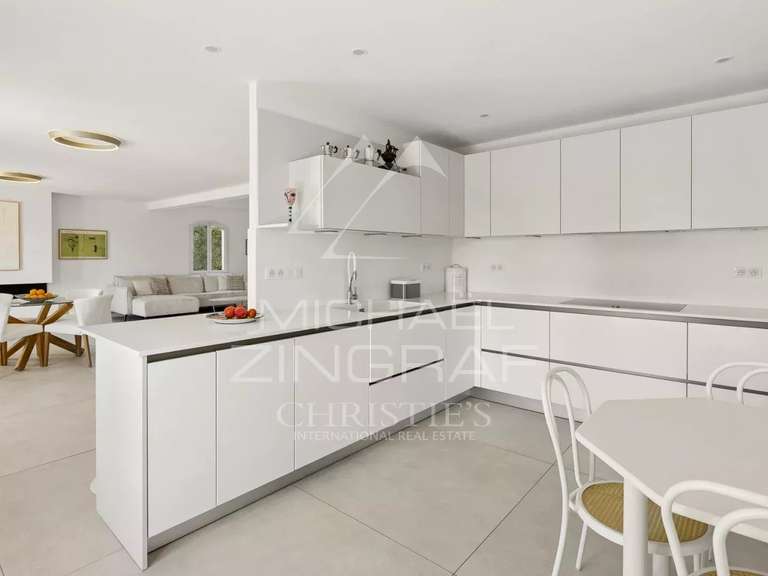 Maison Besse-sur-Issole - 4 chambres - 210m²