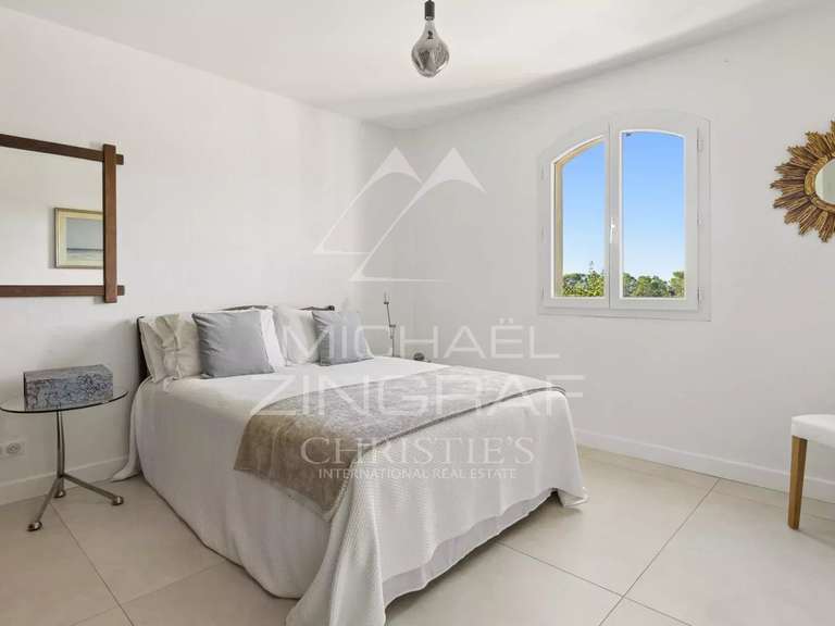 Maison Besse-sur-Issole - 4 chambres - 210m²