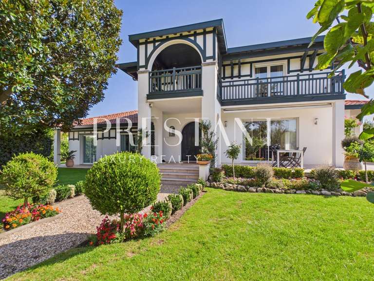 House Biarritz - 5 bedrooms - 281m²