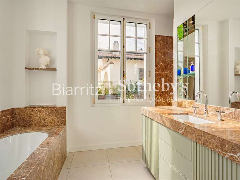 House Biarritz - 5 bedrooms - 247m²