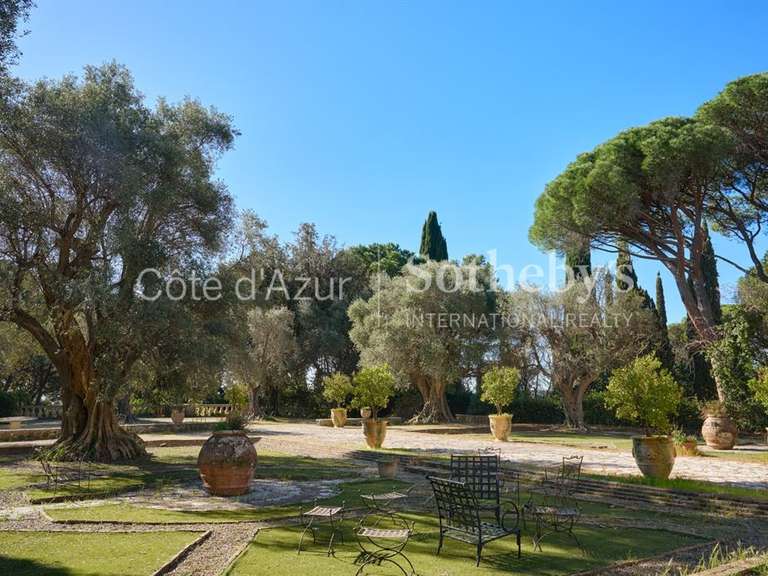 Castle Biot - 2851m²