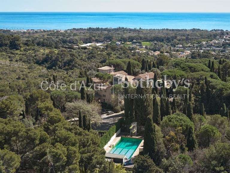 Castle Biot - 2851m²