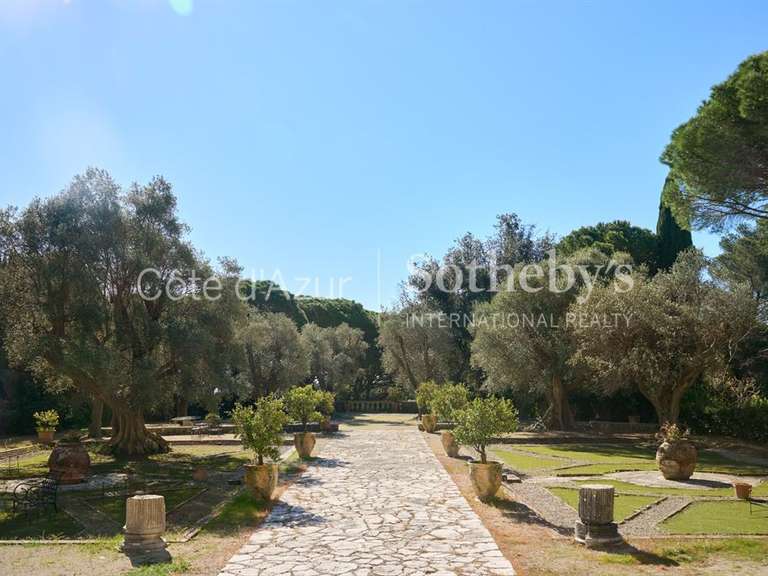 Castle Biot - 2851m²