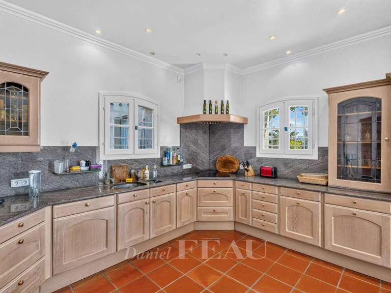 Maison Biot - 5 chambres - 343m²
