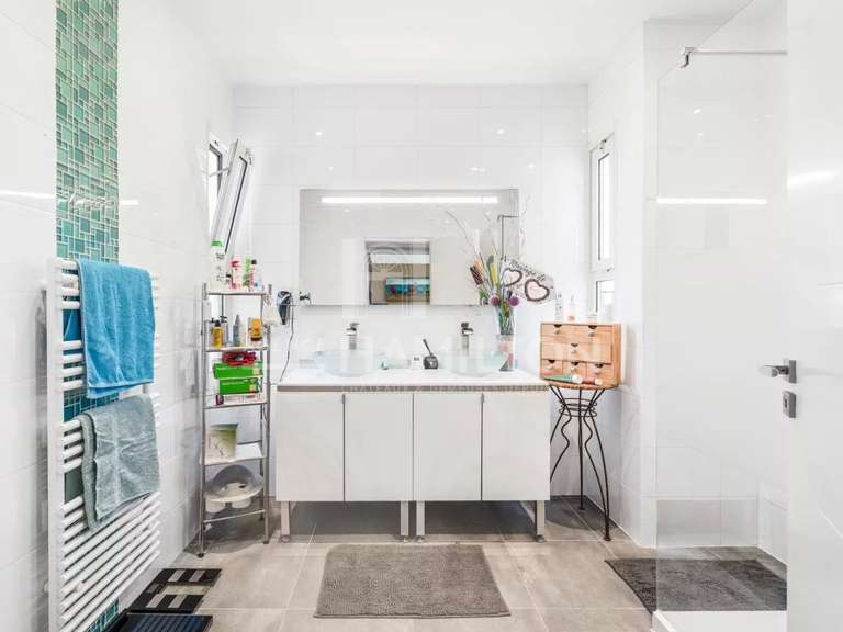 Maison Biot - 5 chambres - 185m²