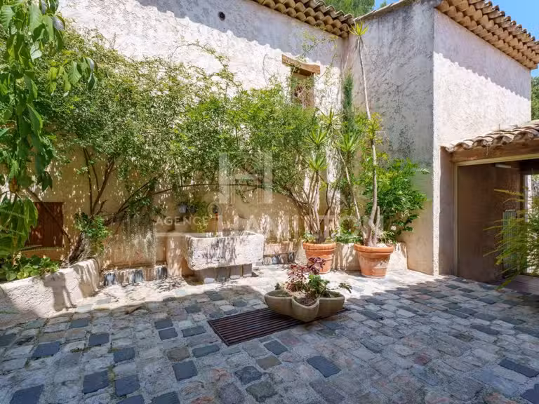 Villa Biot - 4 bedrooms - 310m²