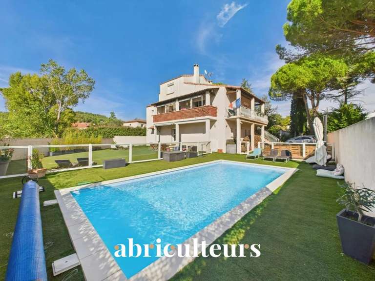 Maison Bouc-Bel-Air - 5 chambres - 192m²
