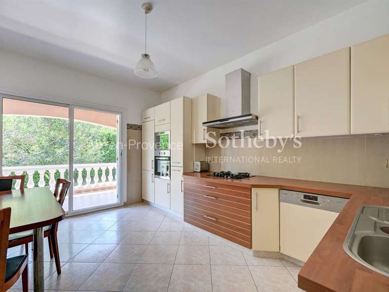 House Bouc-Bel-Air - 3 bedrooms - 200m²