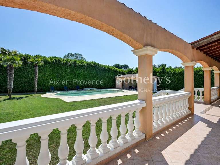 House Bouc-Bel-Air - 3 bedrooms - 200m²