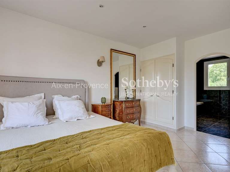 House Bouc-Bel-Air - 3 bedrooms - 200m²