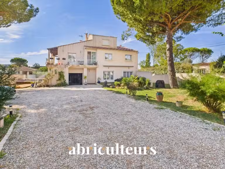 Maison Bouc-Bel-Air - 5 chambres - 192m²