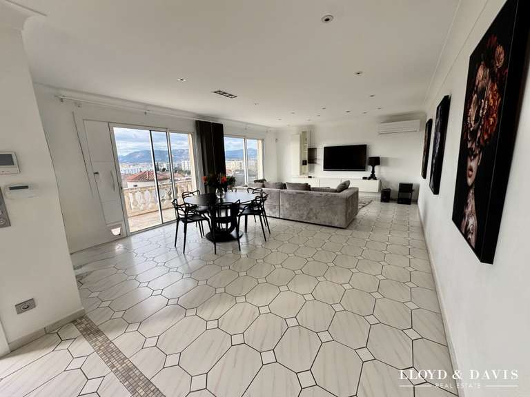 Maison Bourg-lès-Valence - 4 chambres - 220m²