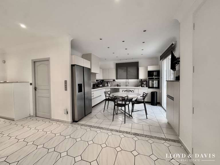 Maison Bourg-lès-Valence - 4 chambres - 220m²