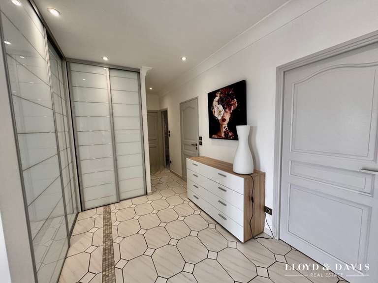 Maison Bourg-lès-Valence - 4 chambres - 220m²